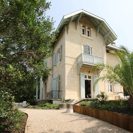 Familiale Rénovée à Avec 6 Ch, 4 Sdb, Entre 8 à 10 Pers Villa *