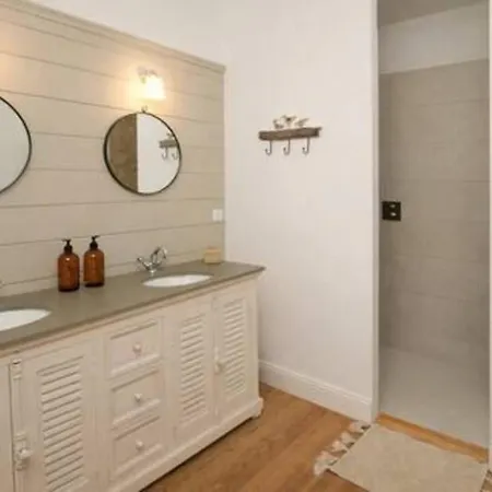 Villa Familiale Renovee A Avec 6 Ch, 4 Sdb, Entre 8 A 10 Pers