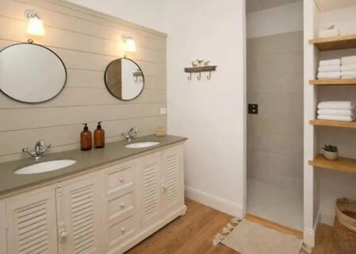 Vila Familiale Renovee A Avec 6 Ch, 4 Sdb, Entre 8 A 10 Pers